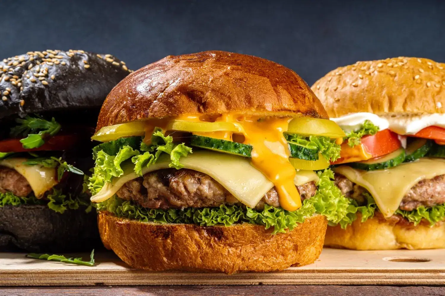 Burgers https://4kym48m6w0dj35od.public.blob.vercel-storage.com/dishes/internal/burgers-1759360888705.webp