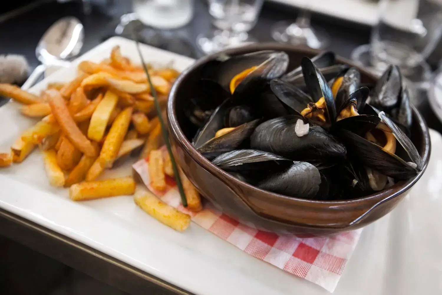 Moules Frites Moules Frites https://4kym48m6w0dj35od.public.blob.vercel-storage.com/dishes/internal/moules-frites-1759360642725.webp