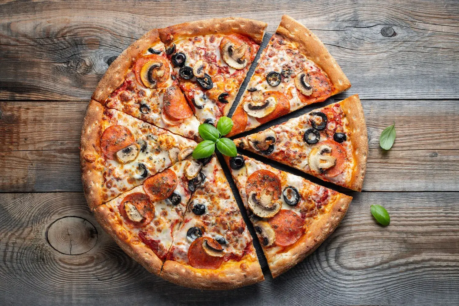 Pizza Pizza https://4kym48m6w0dj35od.public.blob.vercel-storage.com/dishes/internal/pizza-1759360959561.webp