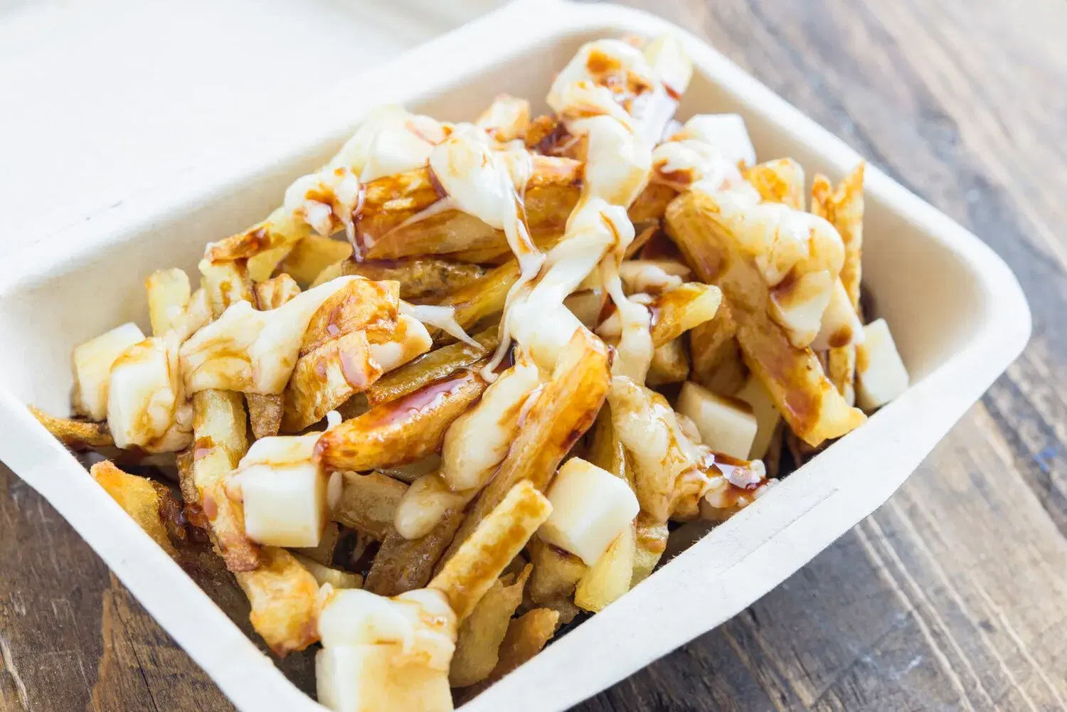Poutine Poutine https://4kym48m6w0dj35od.public.blob.vercel-storage.com/dishes/internal/poutine-food--1759434447169.webp