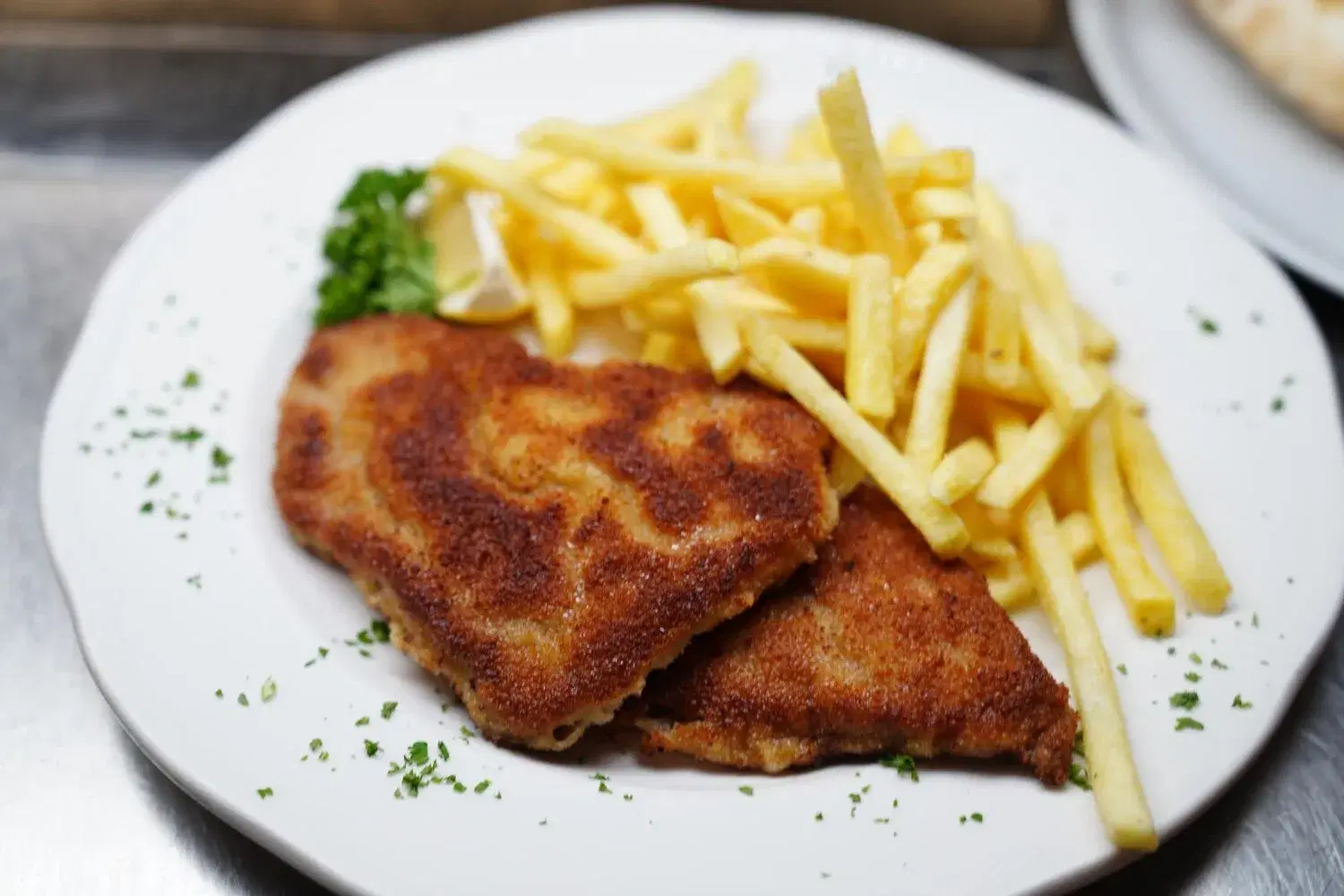 Schnitzel Schnitzel https://4kym48m6w0dj35od.public.blob.vercel-storage.com/dishes/internal/schnitzel-1760128000325.webp